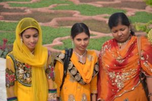 Indiase vrouwen tijdens parkwandeling