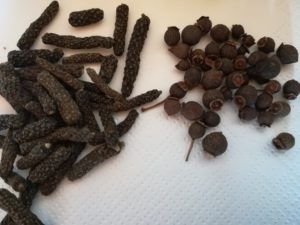 Ayurvedische kruiden: zwarte en lange peper